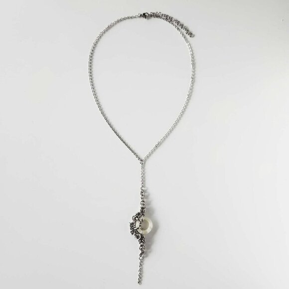 Whimsical gothic witch moon crescent silver & mother-of-pearl chainmail necklace - Picture 5 of 6